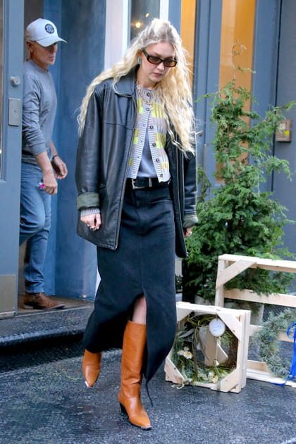 Gigi Hadid en gilet imprimé et jupe longue en jean fendue