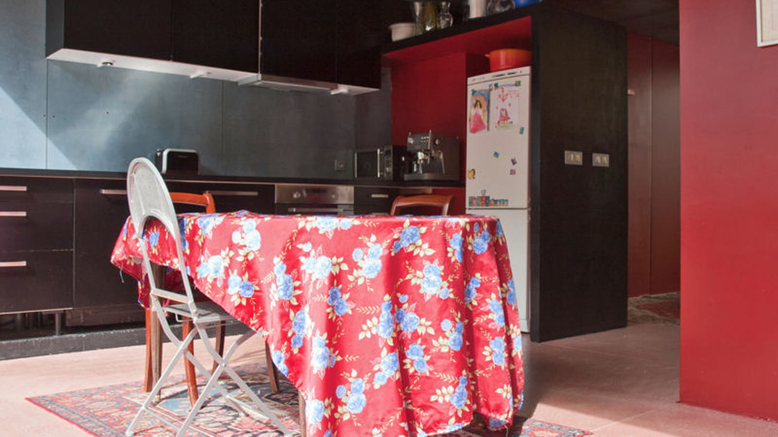 Déco cuisine noir et touche rouge