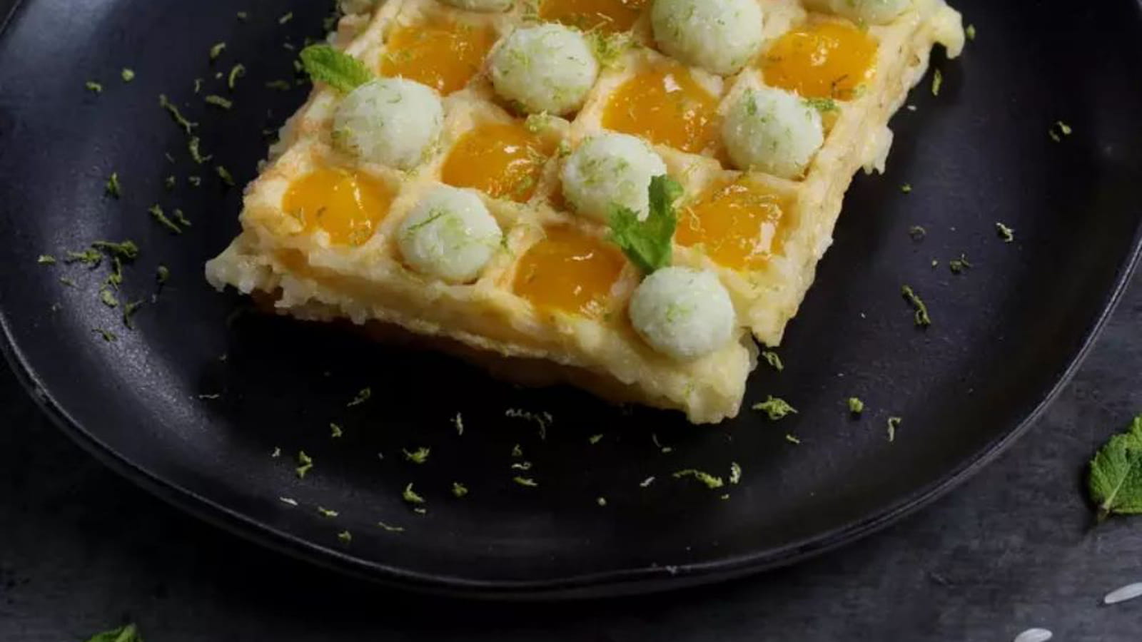 Gaufres de riz à la noix de coco et coulis de mangue