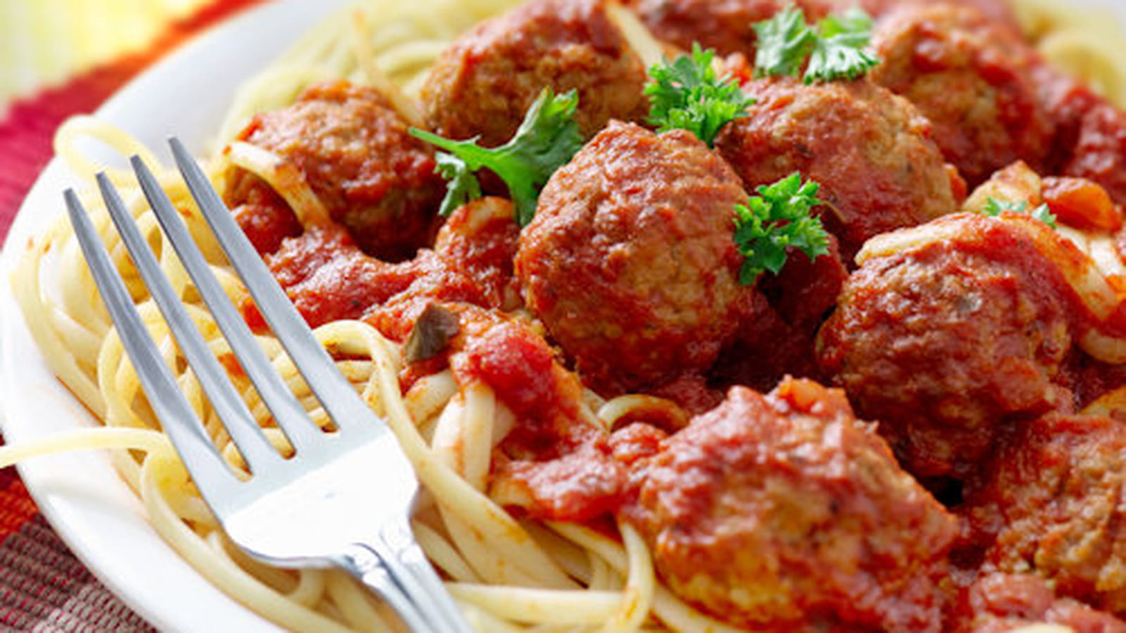 Les pâtes à la sauce tomate à l'italienne et aux boulettes