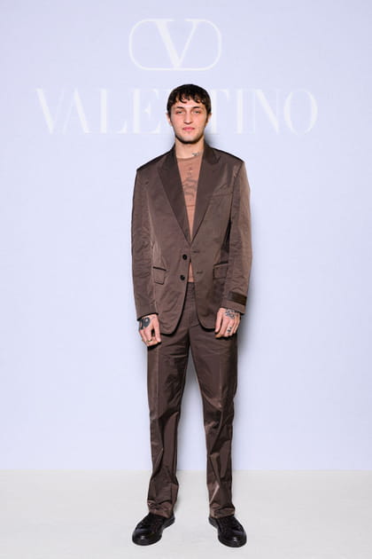 Anwar Hadid en ensemble de costume marron et T-shirt à imprimé au défilé Valentino