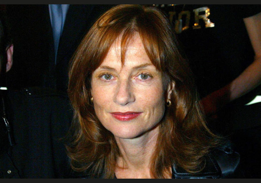 Isabelle Huppert, fascinante avec ses paupi&egrave;res ocres