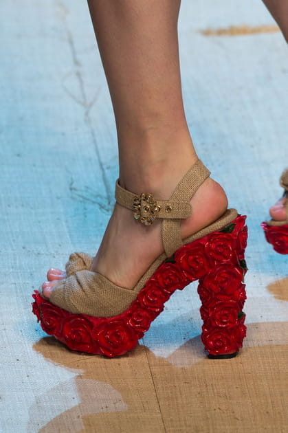 Les sandales &agrave; talons fleuris du d&eacute;fil&eacute; Dolce & Gabbana