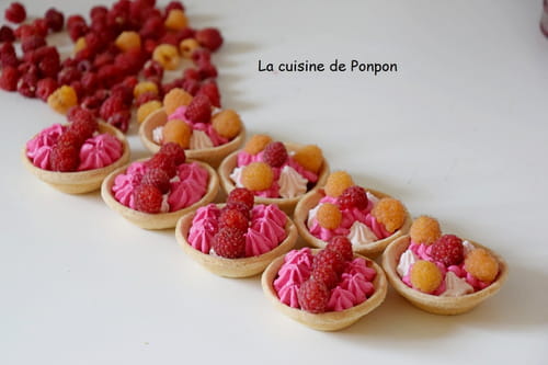 Mini tartelettes garnies de chantilly et confiture de framboises