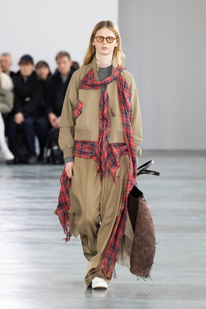 Veste et pantalon marron avec patchworks tartan aperçus sur le défilé Undercover