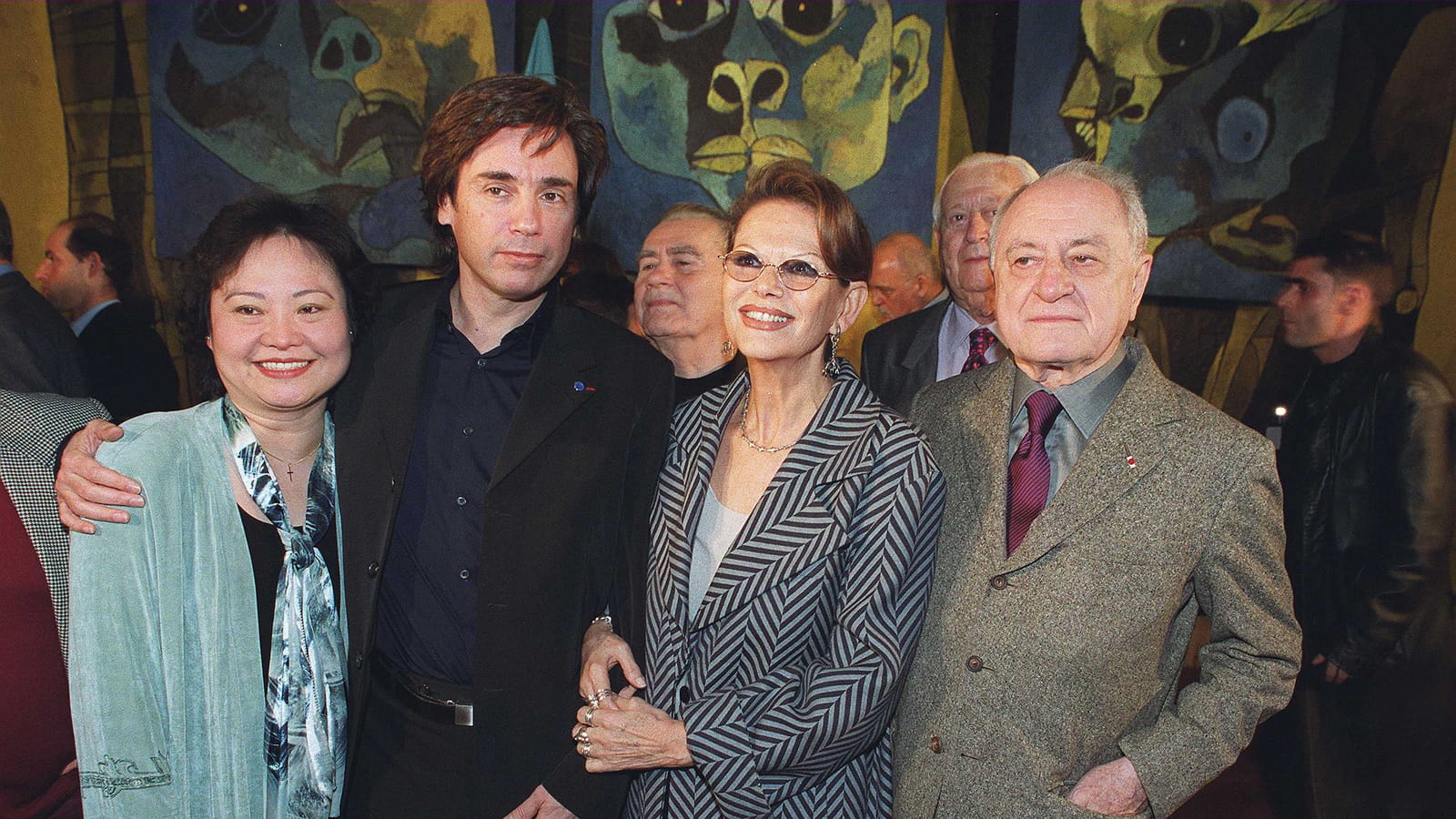 Entouré de Jean-Michel Jarre, Kim Phuc Phan Thi et Claudia Cardinale