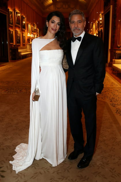 Amal Clooney en robe longue blanche asymétrique Stéphane Rolland de 2007