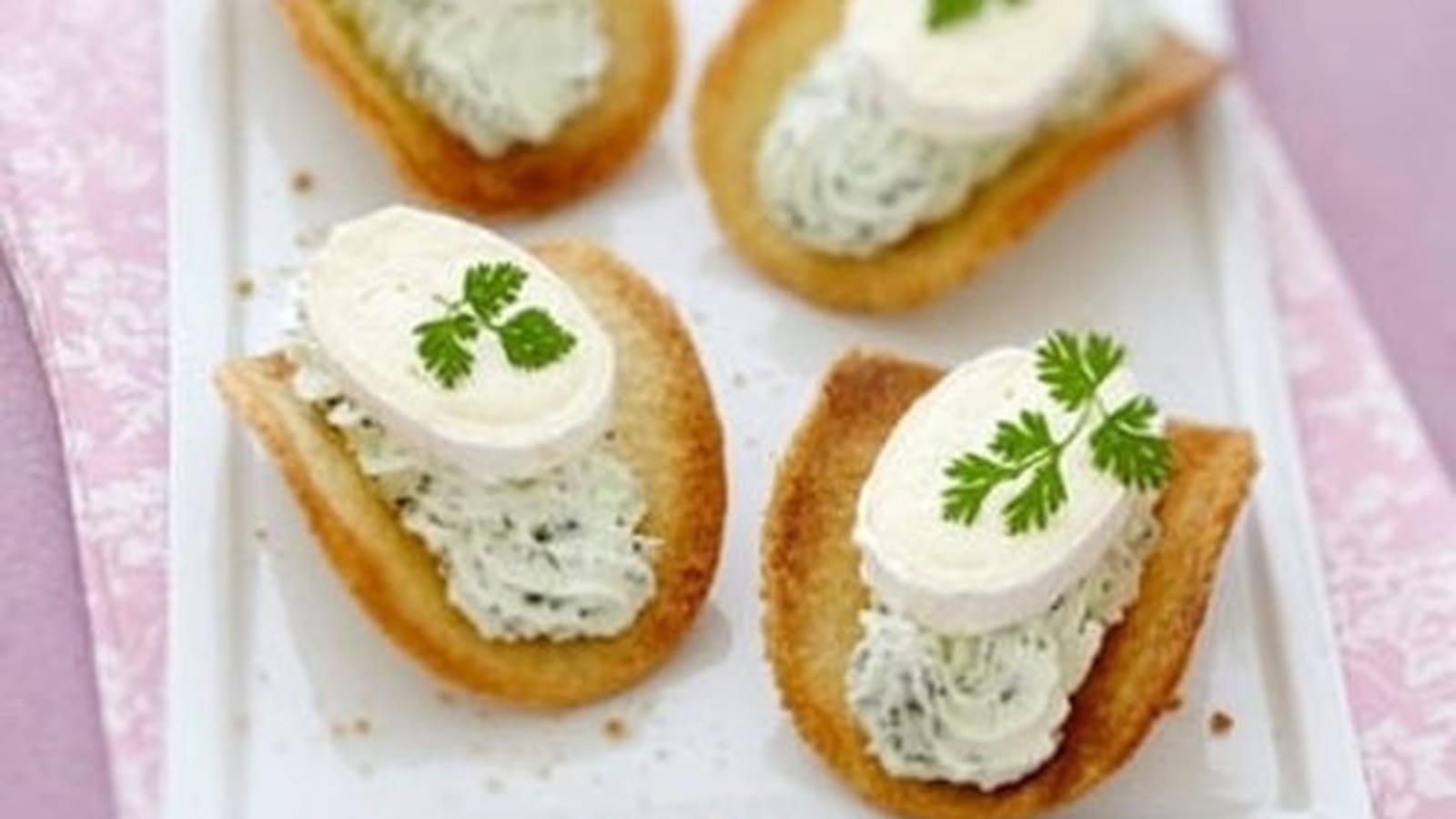 Tuiles de pain de mie, chantilly verte et Caprice des Dieux
