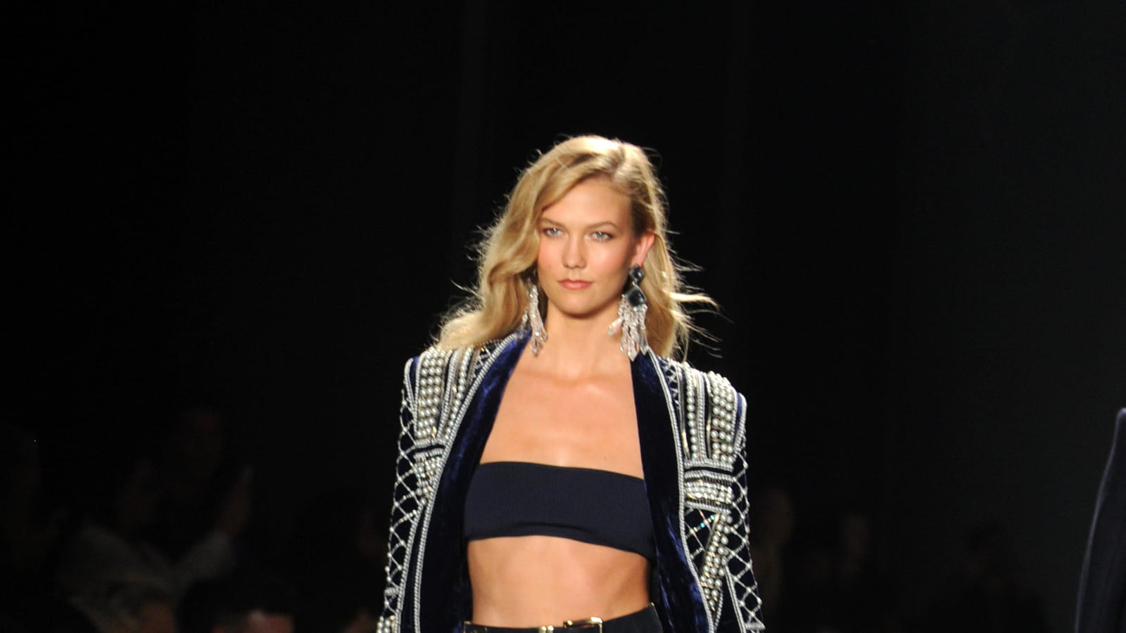 Karlie Kloss au défilé H&M X Balmain