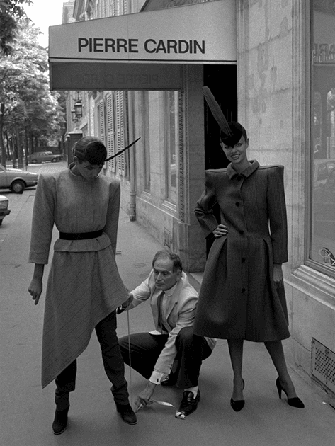 Pierre Cardin et deux mannequins devant sa boutique à Paris dans les années 70