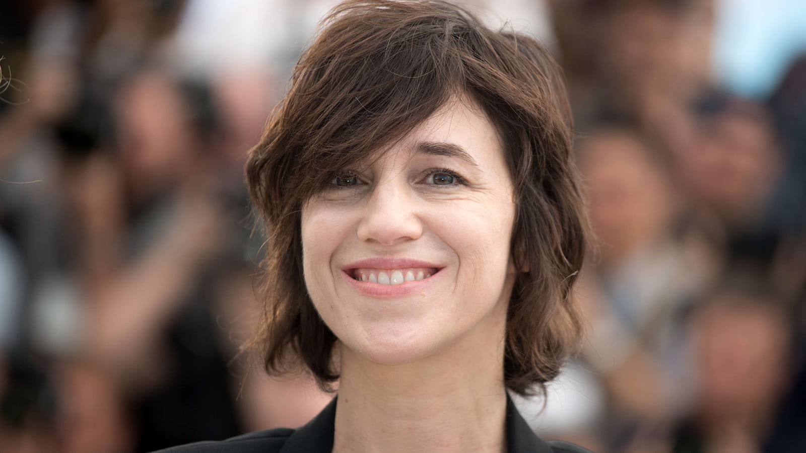 Les ondulations naturelles de Charlotte Gainsbourg