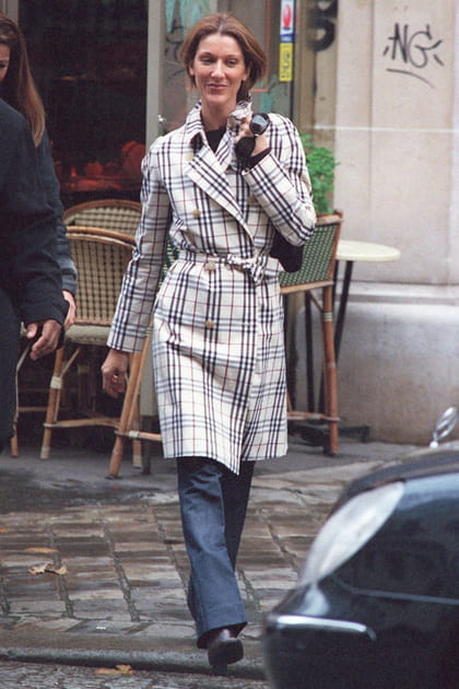 Céline Dion en trench à carreaux et jean droit
