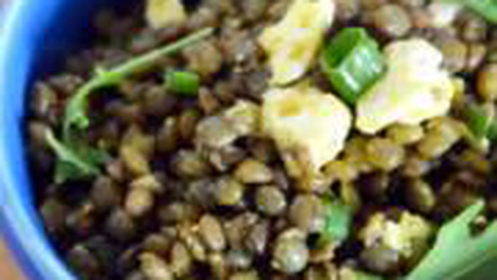 Salade de lentilles à la feta, vinaigrette au curcuma