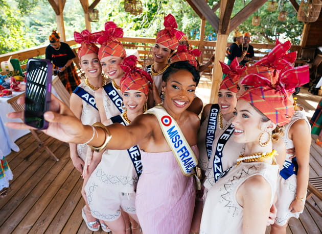 Angélique Angarni-Filopon et les candidates régionales, en atelier coiffes en Martinique