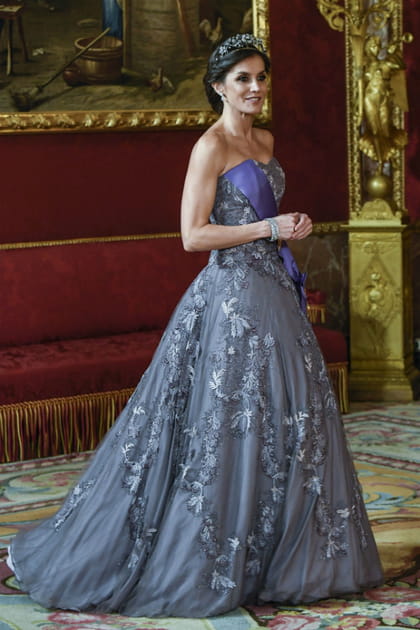 Reine Leizia d'Espagne et sa robe bustier