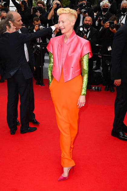 Tilda Swinton en tenue multicolore