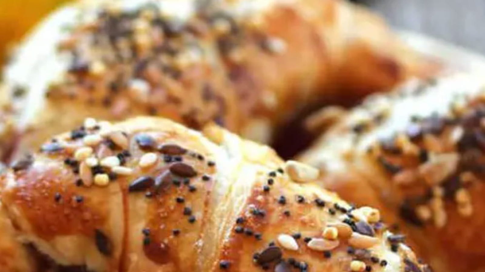 Croissants aux graines à la marmelade aux fraises