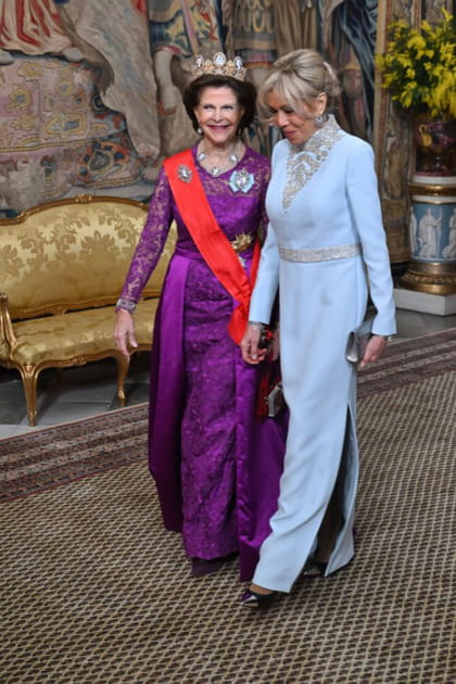 Brigitte Macron en robe bleu layette