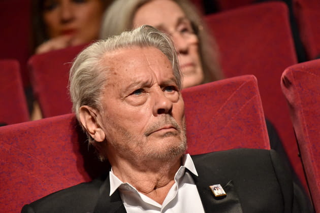 Alain Delon : sa dame de compagnie est accusée de le harceler