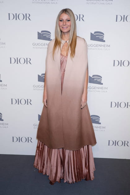 Gwyneth Paltrow en cape tie and dye pastel