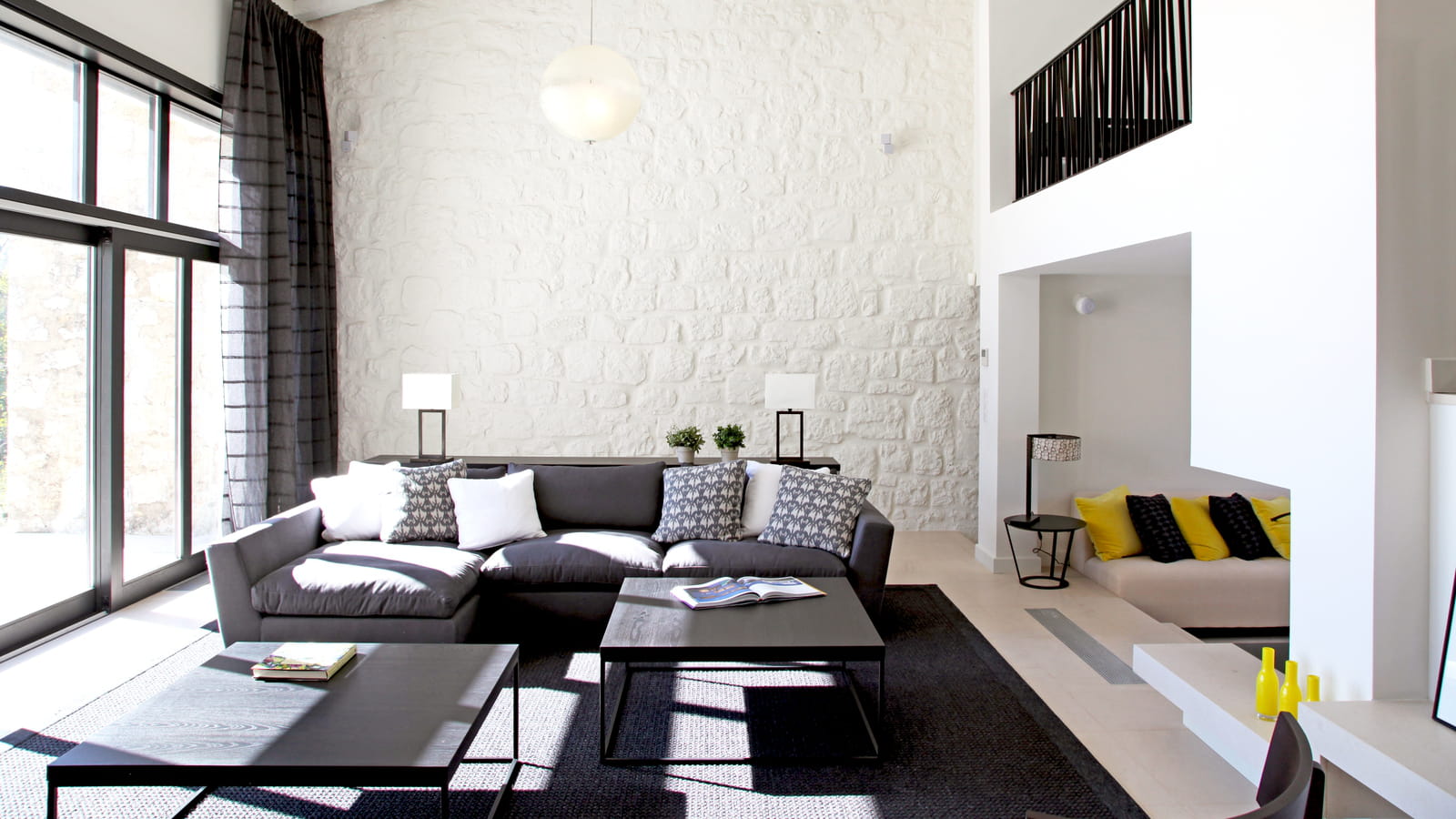 Salon noir, blanc et jaune 