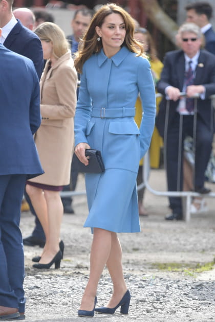 Kate Middleton en tailleur bleu ciel Alexander McQueen et escarpins en daim Emmy London