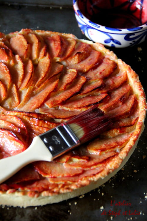 Tarte aux pommes nappée à la framboise