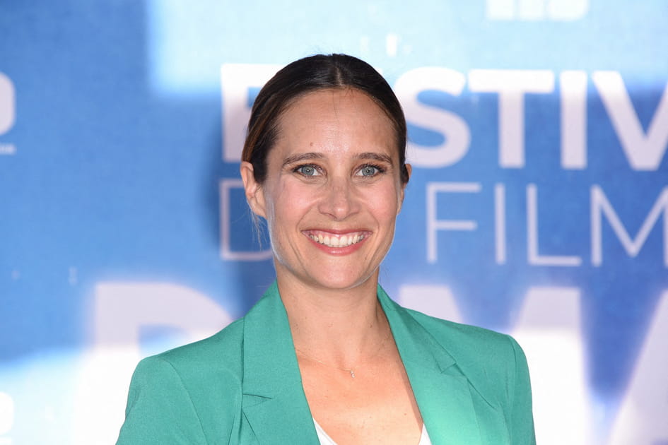 Raie au milieu et chignon plaqu&eacute; de Julie de Bona