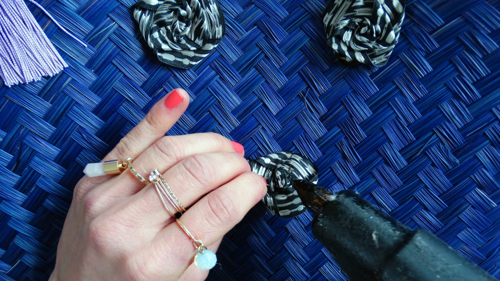 Coller les roses et pompons