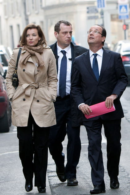 Valerie Trierweiler en trench beige et pantalon de costume