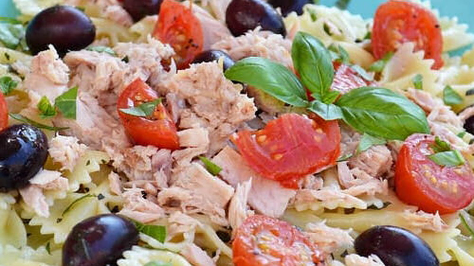 Salade de pâtes farfalle au thon, olives, tomates cerise et basilic