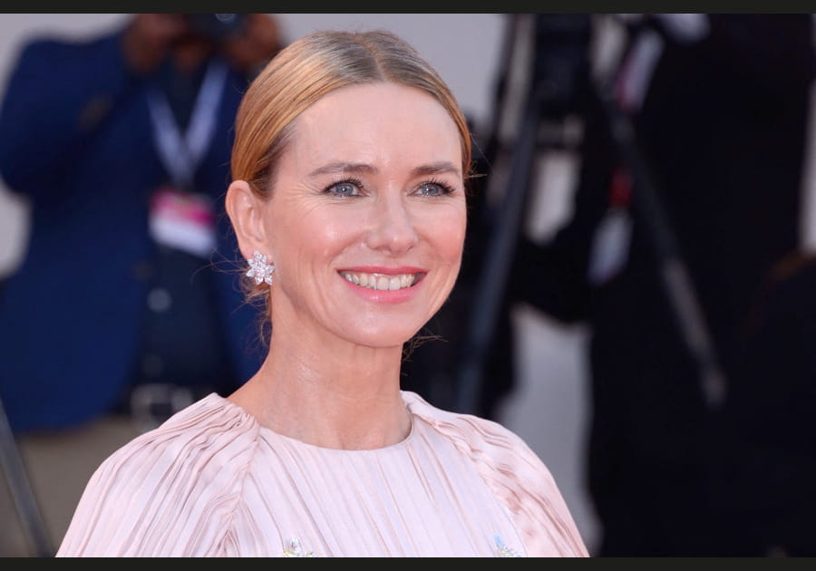 Naomi Watts, chic avec ses cheveux plaqu&eacute;s