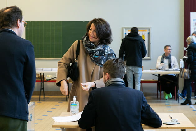Agnès Buzyn Vs le tube de gel hydroalcoolique