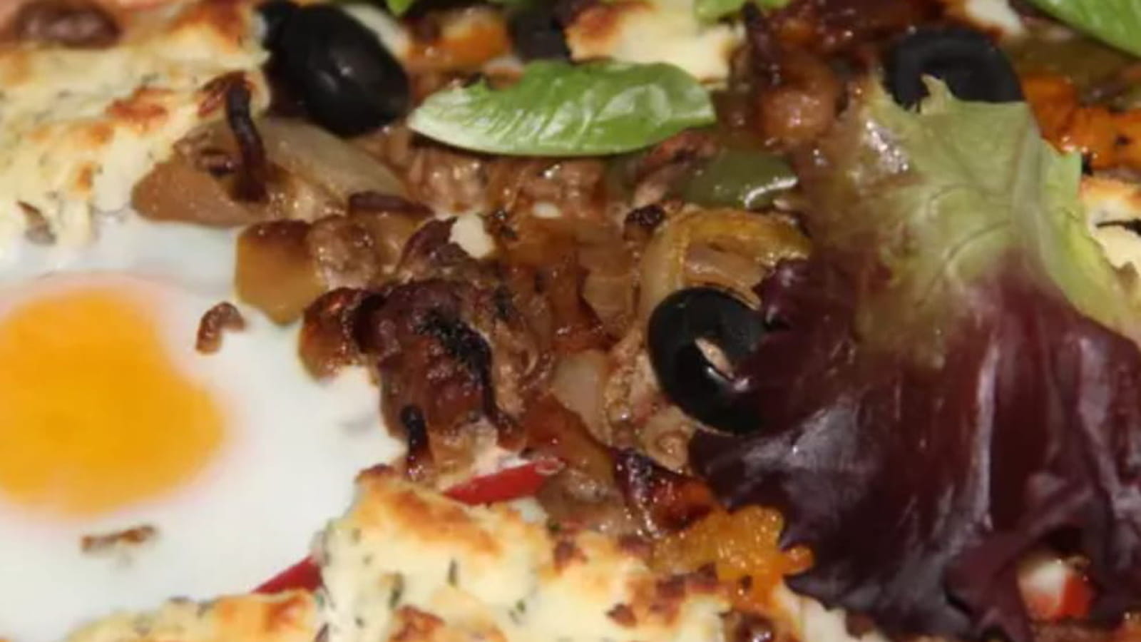 Pizza à la viande hachée, au boursin et à l'oeuf