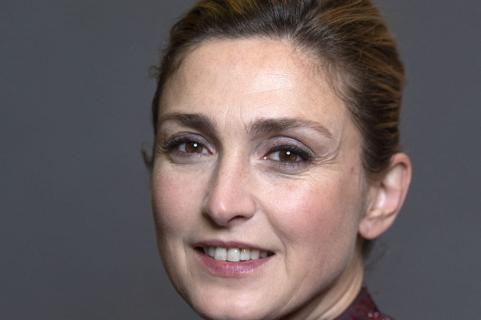 Julie Gayet, chic avec son chignon tir&eacute;