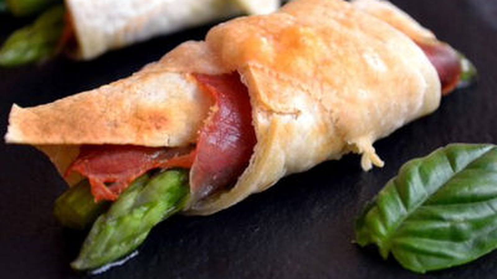 Croissants de tacos aux asperges, jambon cru et pesto
