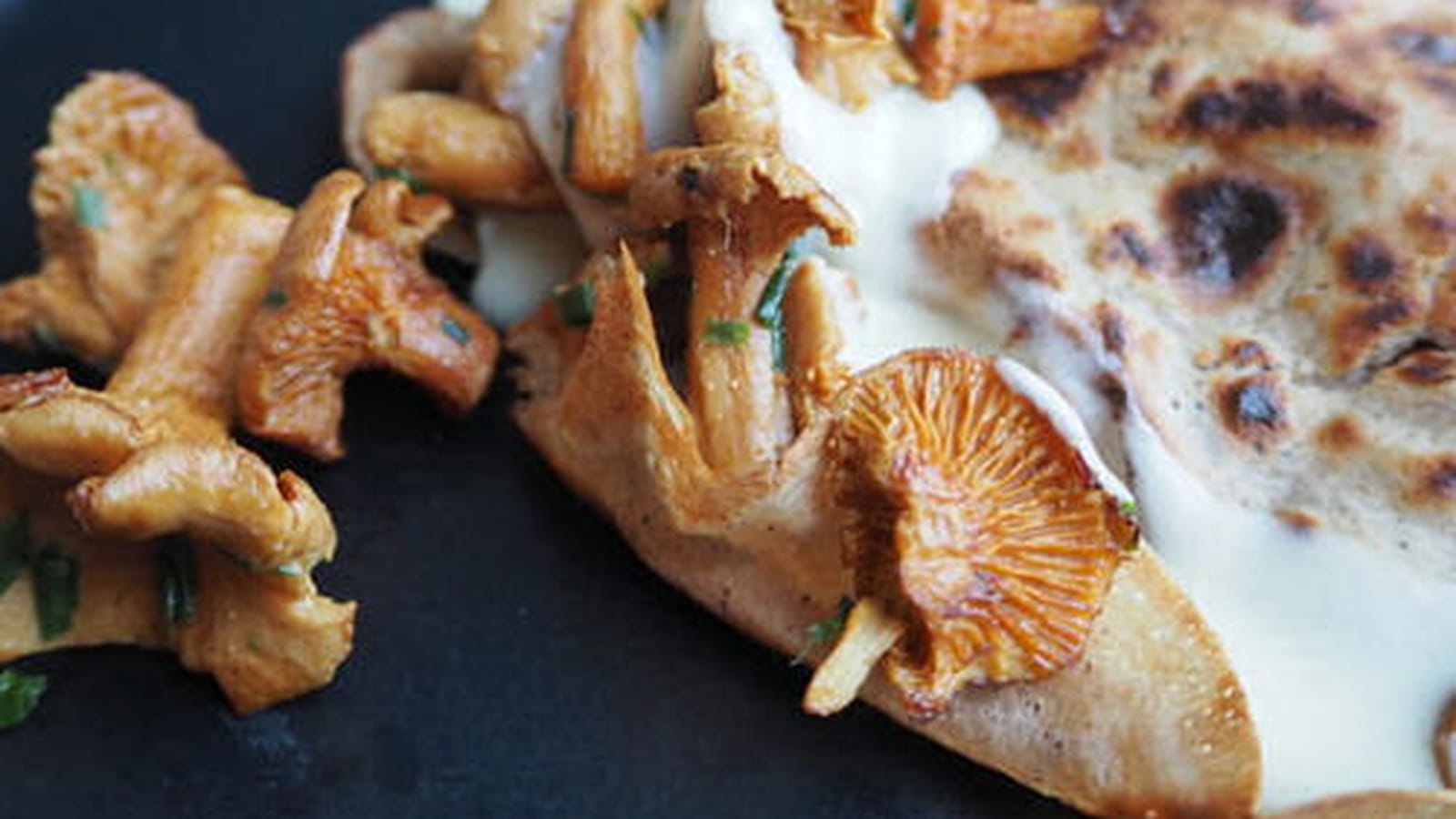 Galettes à la farine de châtaigne, girolles et crème de brebis