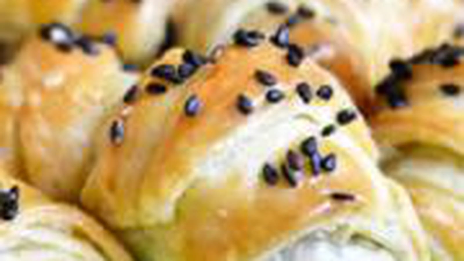 Croissants apéritifs au pesto, tomates séchées et sésame noir