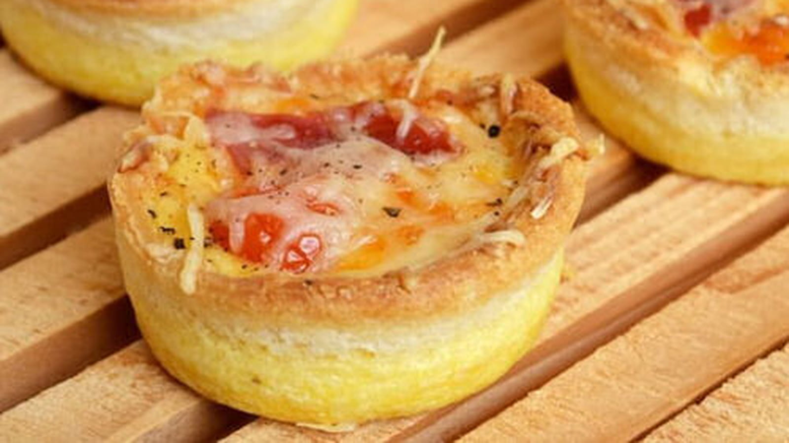 Mini quiches en coquilles de pain, au jambon et cheddar