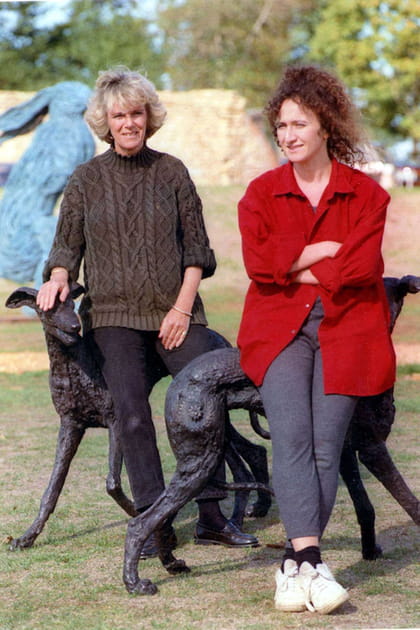 Camilla Parker-Bowles en jean noir et pull marron en maille