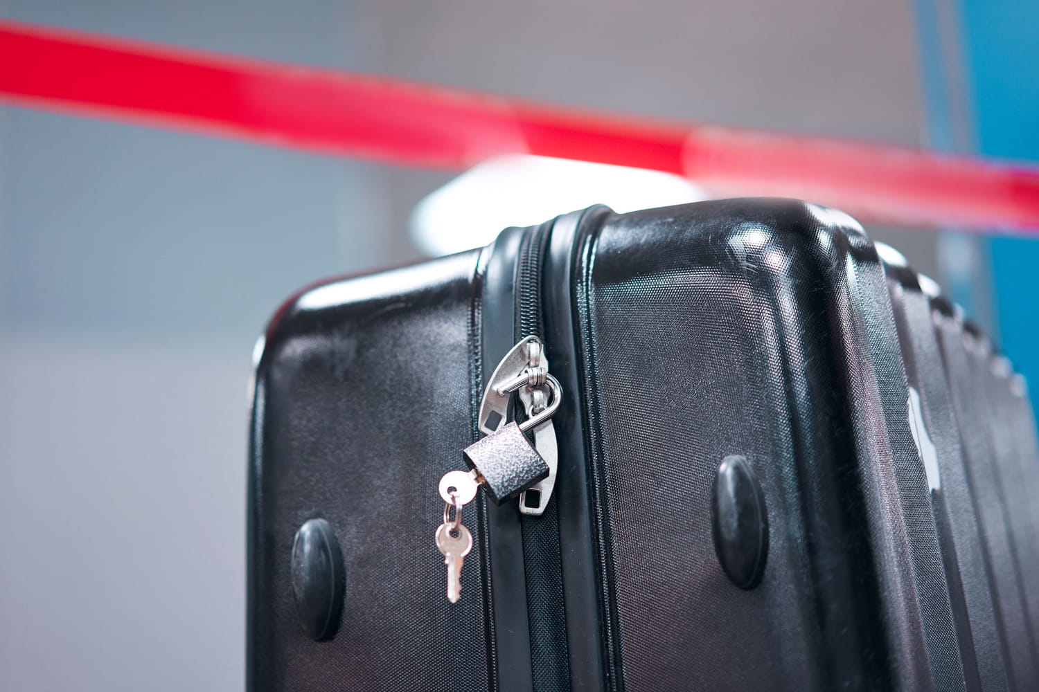This security agent proves that the contents of a suitcase can be robbed very easily