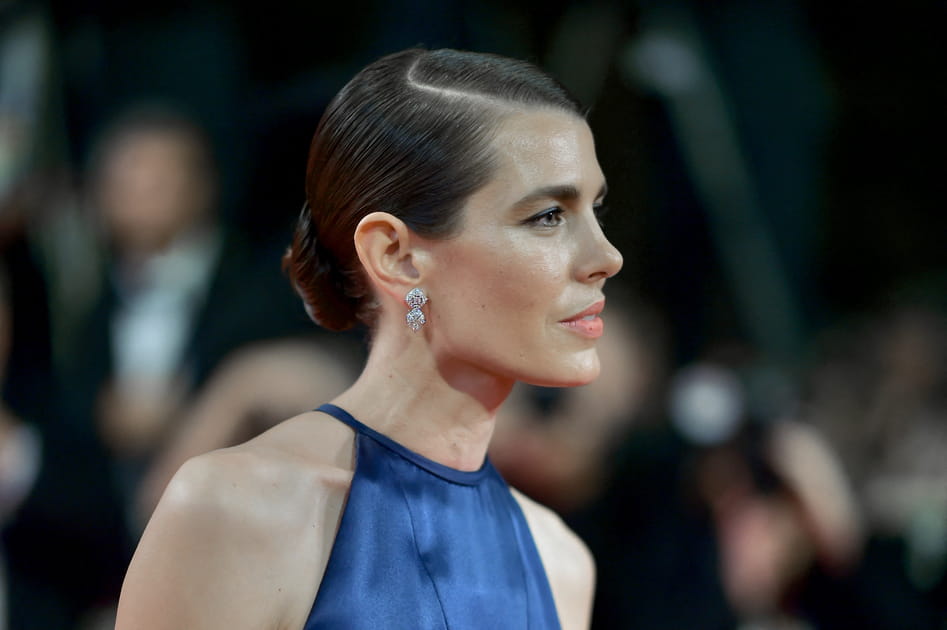 Le chignon bas plaqu&eacute; de Charlotte Casiraghi