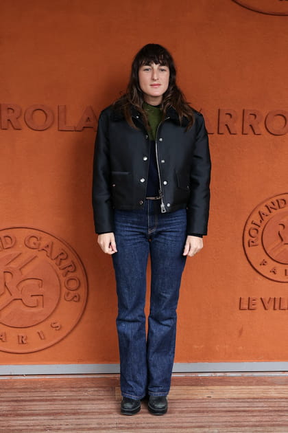 Juliette Armanet en veste noire et jean droit