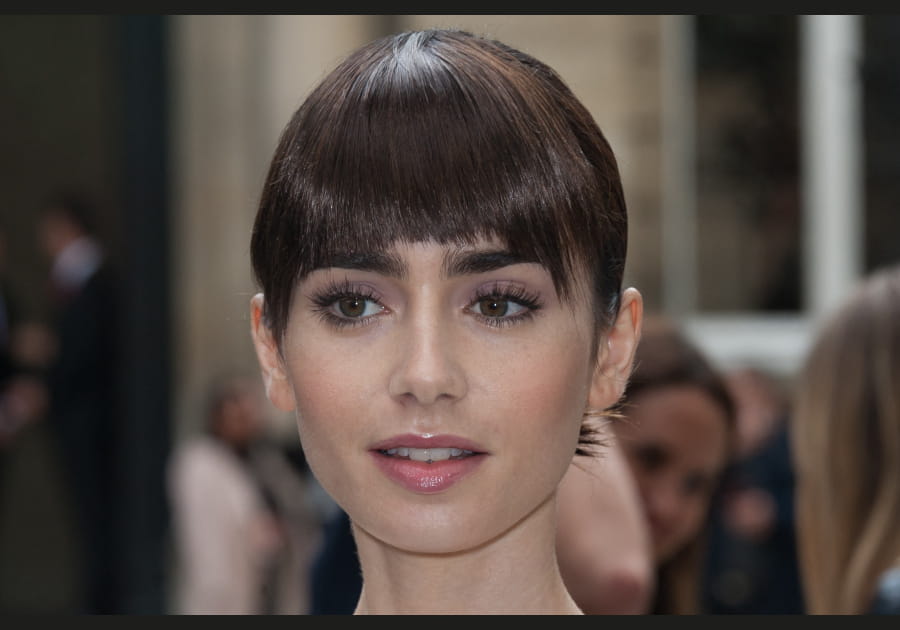 Lily Collins, captivante avec ses longs cils volumineux
