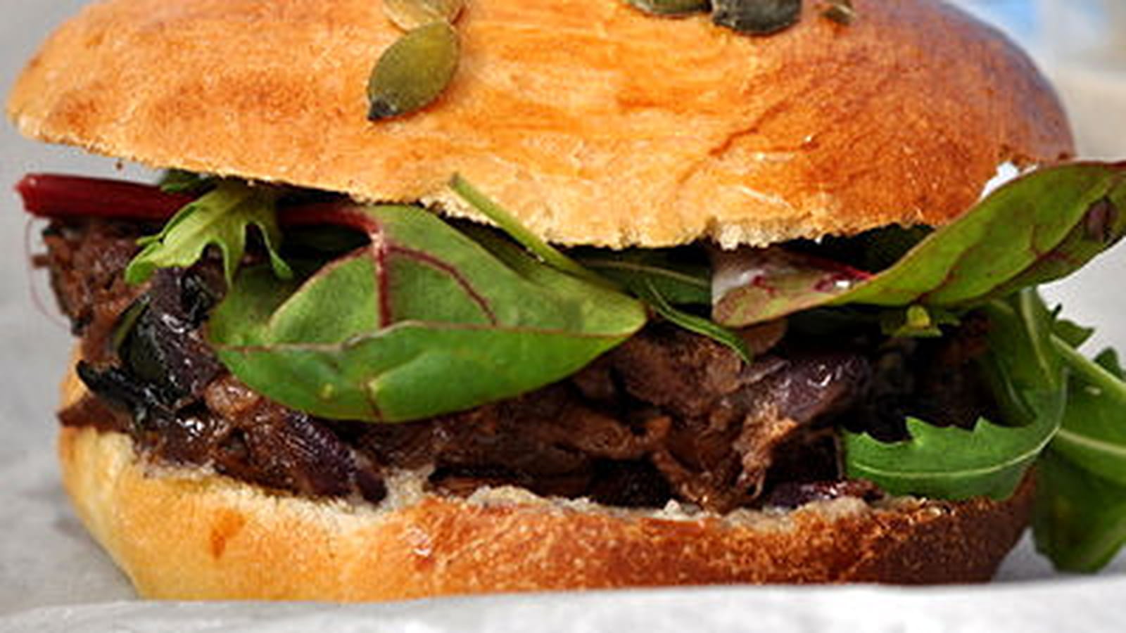Burger confit de canard, crème d’ail rose de Lautrec
