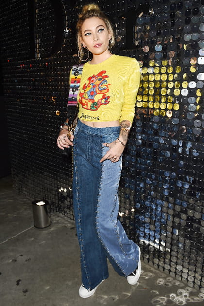 Paris Jackson en jean bleu bicolore et T-shirt jaune
