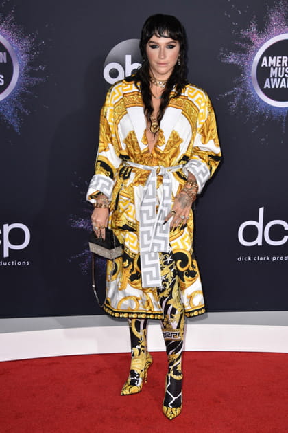 FLOP : Kesha en robe foulard