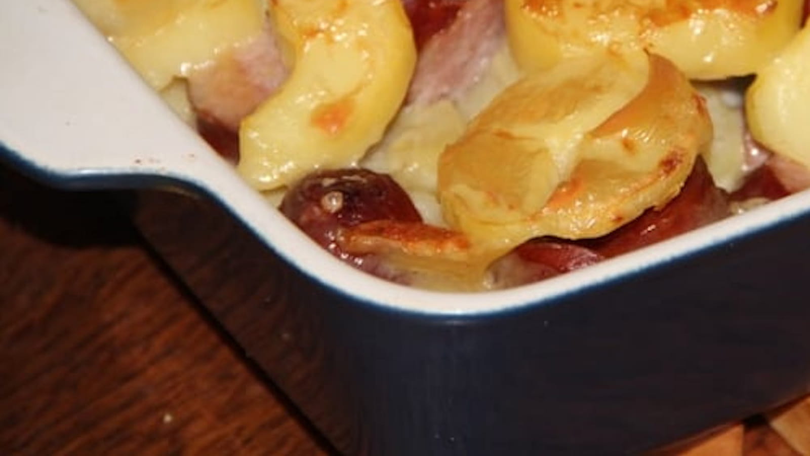 Gratin de pommes de terre et saucisses de Montbéliard à la cancoillotte