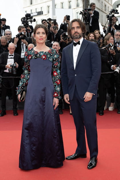 Charlotte Casiraghi robe bleu marine brod&eacute;e Chanel
