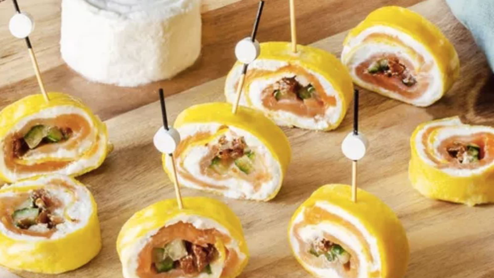Mini wraps d'omelette au chèvre frais et au saumon fumé